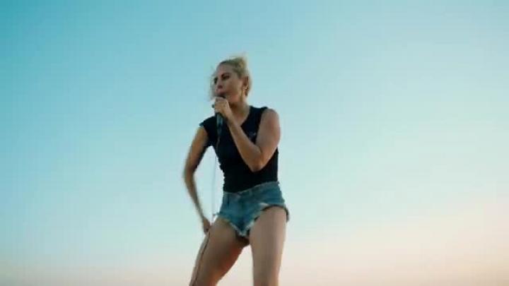 скачать клип Lady Gaga - Perfect Illusion