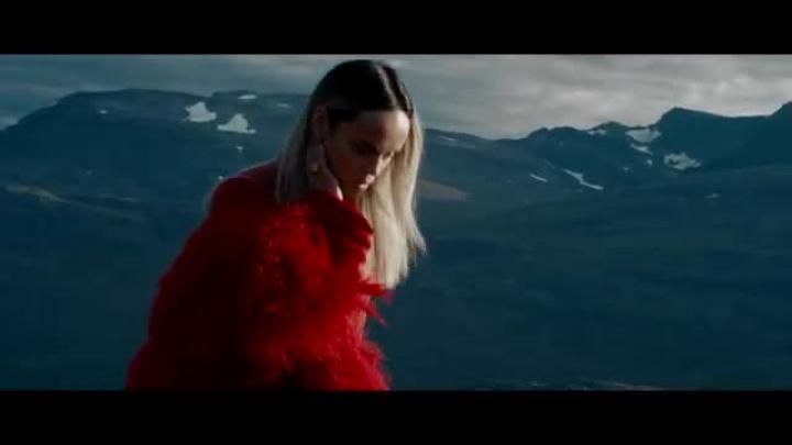 скачать клип Amanda Winberg - Clouds