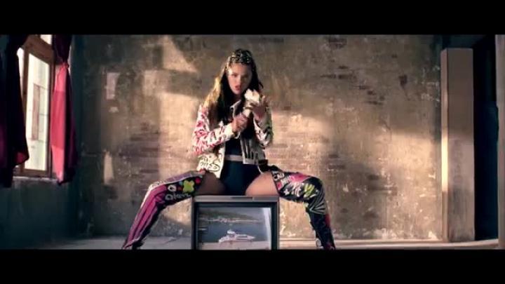 скачать клип DARA - Onto You
