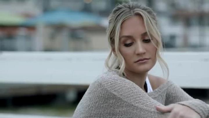 скачать клип Jason Aldean - A Little More Summertime