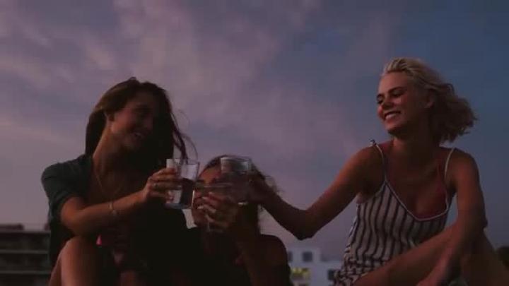 скачать клип Lucky Charmes - Rewind