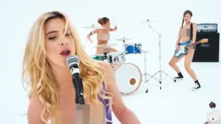 скачать клип Blink-182 - Shes Out Of Her Mind