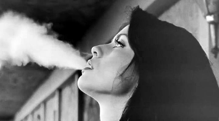 скачать клип The Neighbourhood - A Little Death