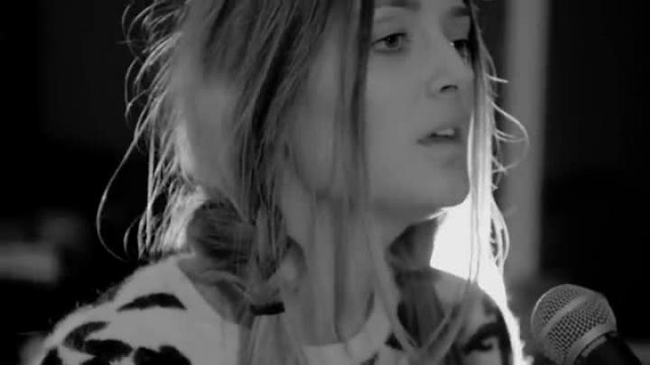 скачать клип Alice Olivia - Hide I Seek
