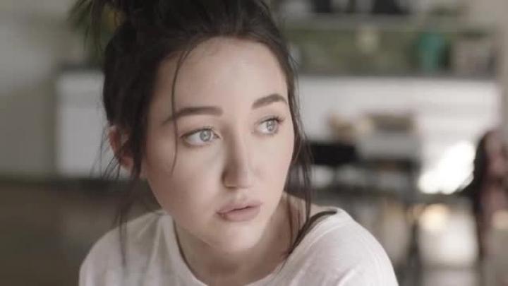 скачать клип Noah Cyrus ft. Labrinth - Make Me (Cry)