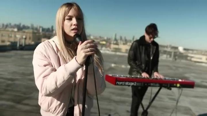 скачать клип The Chainsmokers ft. XYLO - Setting Fires (Acoustic Version)