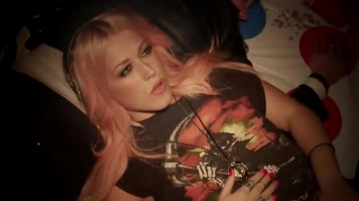 скачать клип Amelia Lily - Party Over