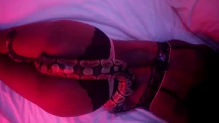 скачать клип Tommy Lee Sparta - Darkness Rise