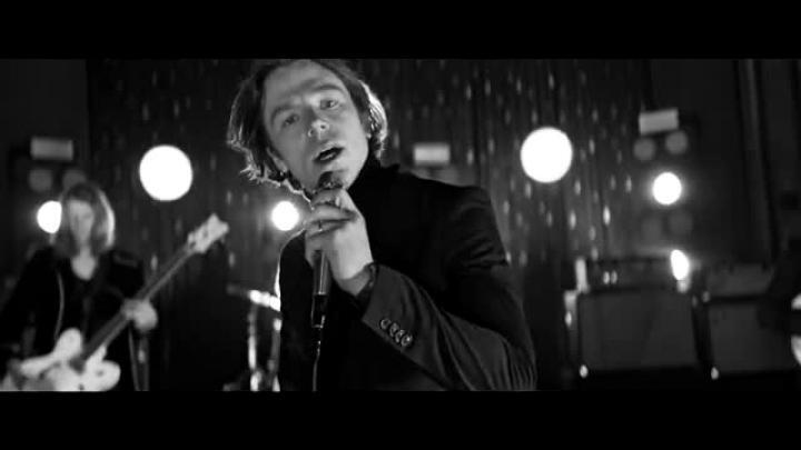 скачать клип Cage The Elephant - Cold Cold Cold