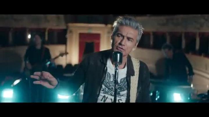 скачать клип Ligabue - E Venerdi, Non Mi Rompete I Coglioni