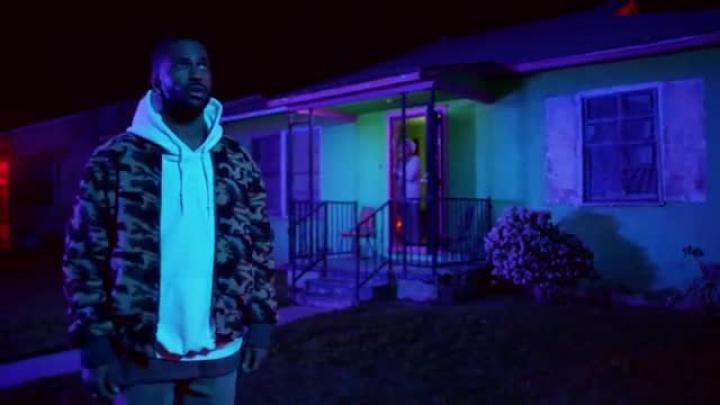 скачать клип Big Sean - Halfway Off The Balcony