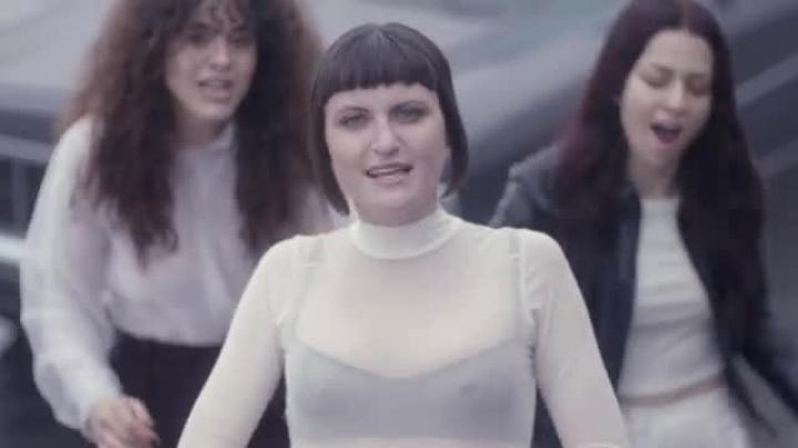 скачать клип MUNA - I Know A Place