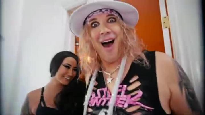 скачать клип Steel Panther - Poontang Boomerang