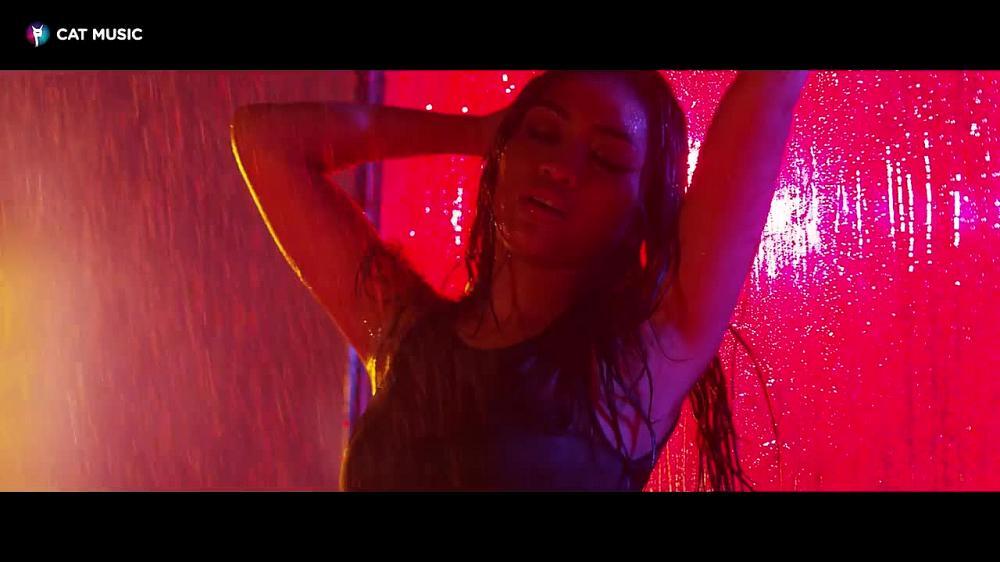 скачать клип Bella Santiago - Unpredictable