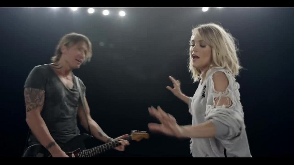 скачать клип Keith Urban ft. Carrie Underwood - The Fighter