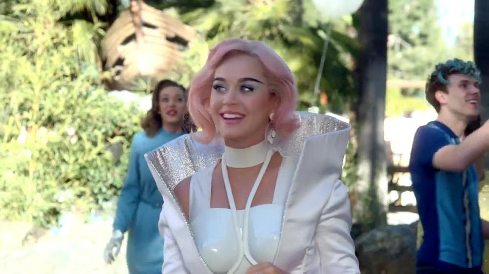 скачать клип Katy Perry ft. Skip Marley - Chained To The Rhythm
