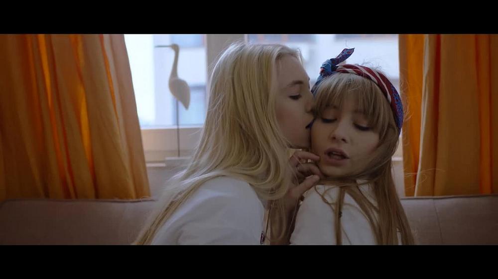 скачать клип Alex Parker feat. Alexandra Stan - Synchronize
