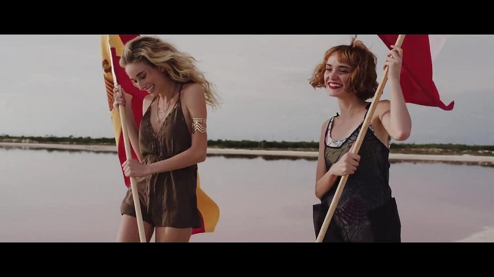 скачать клип Afrojack ft. Luis Fonsi - Wave Your Flag