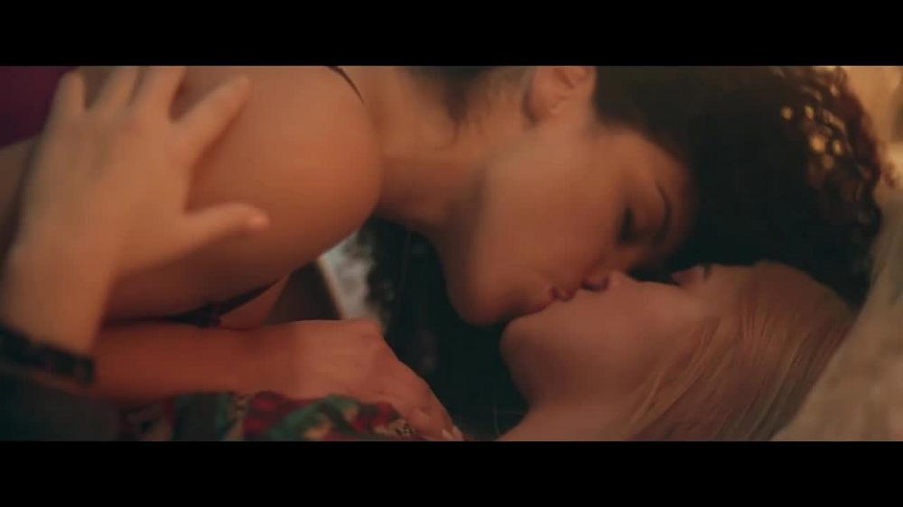 скачать клип Hayley Kiyoko - SLEEPOVER