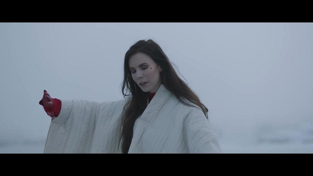 скачать клип Skott - Glitter and Gloss
