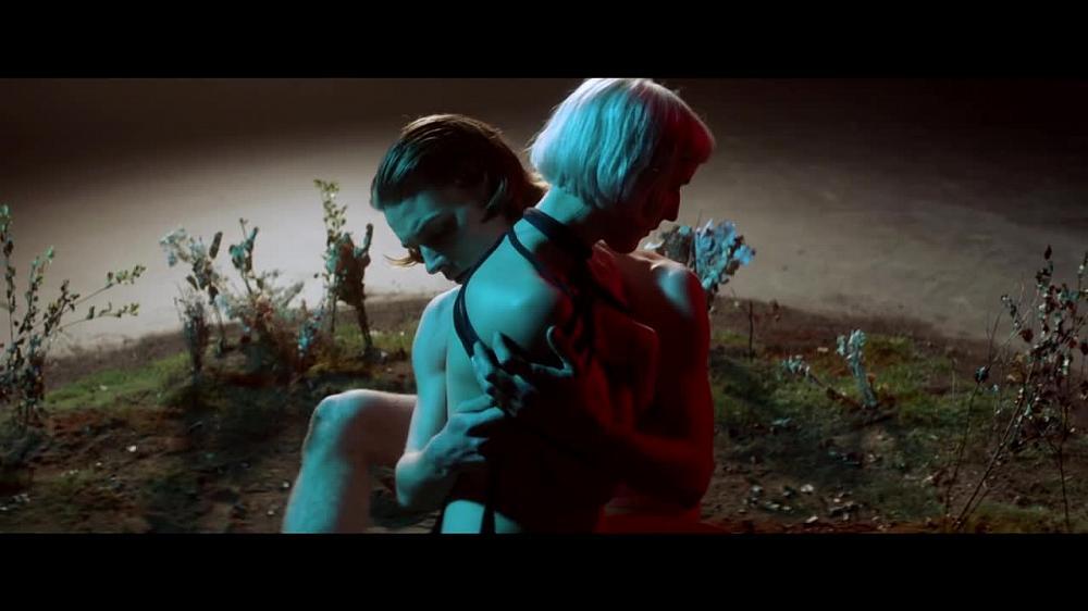 скачать клип Vaults - Hurricane