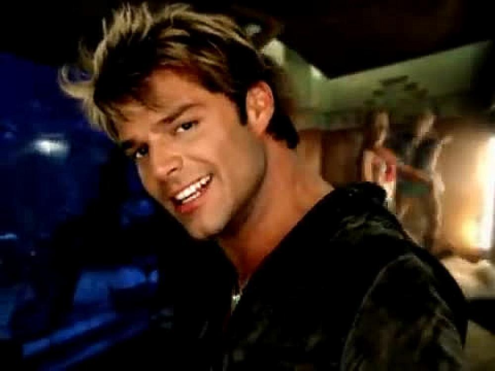 скачать клип Ricky Martin - She Bangs