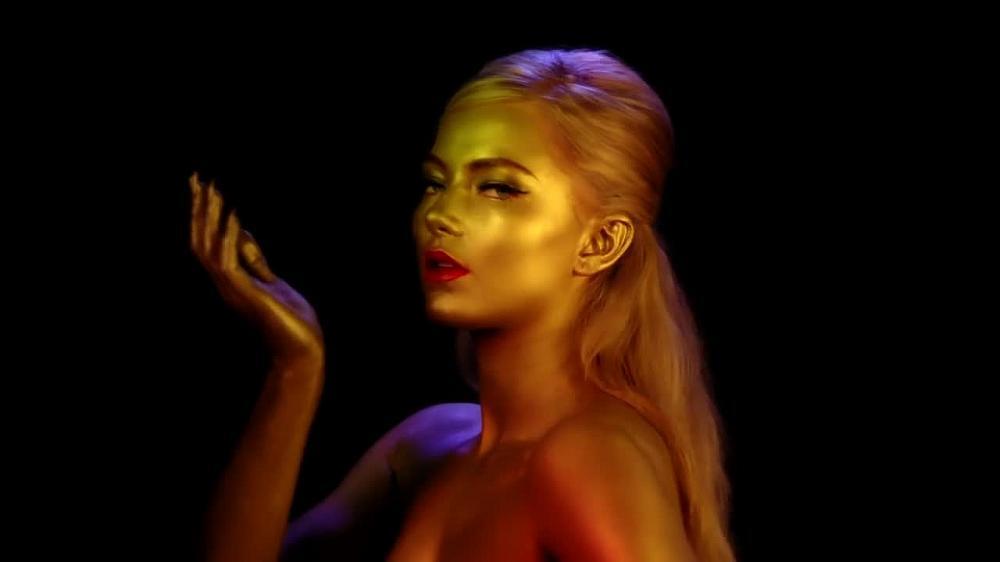 скачать клип Astrid S - Breathe