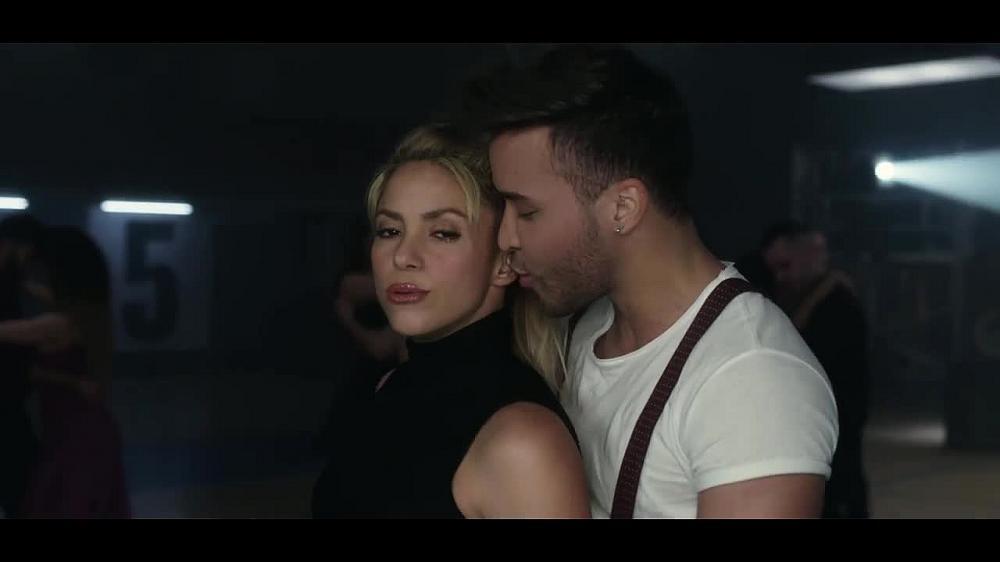 скачать клип Prince Royce, Shakira - Deja vu
