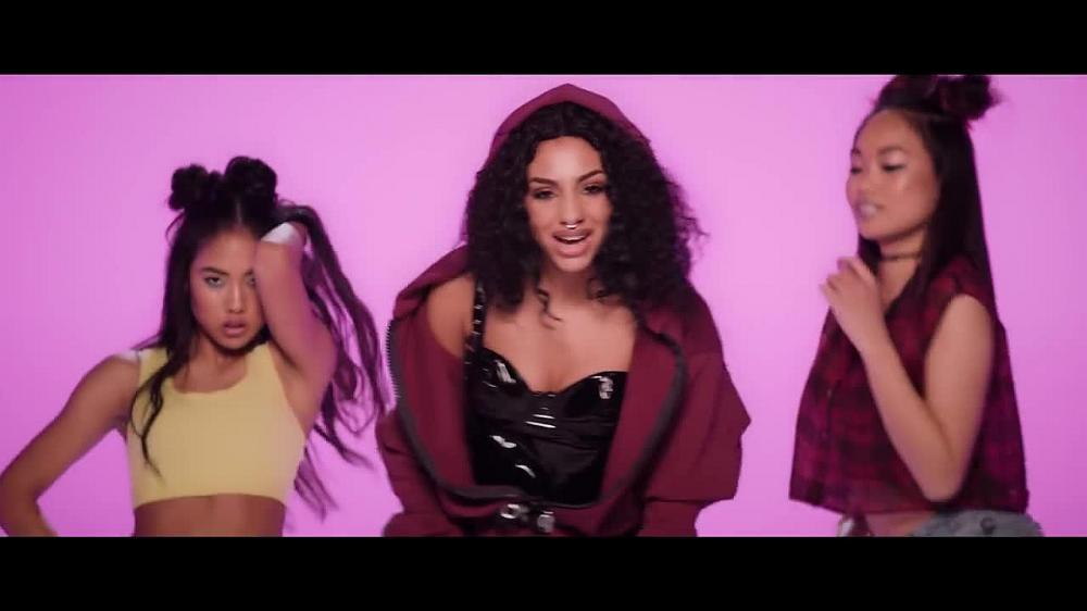 скачать клип Gipsy Casual ft. LLP and Sonny Flame - Get Low