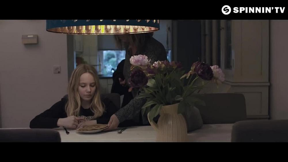 скачать клип Cr3on and DeepMe ft. Bitters Kiss - Shiver
