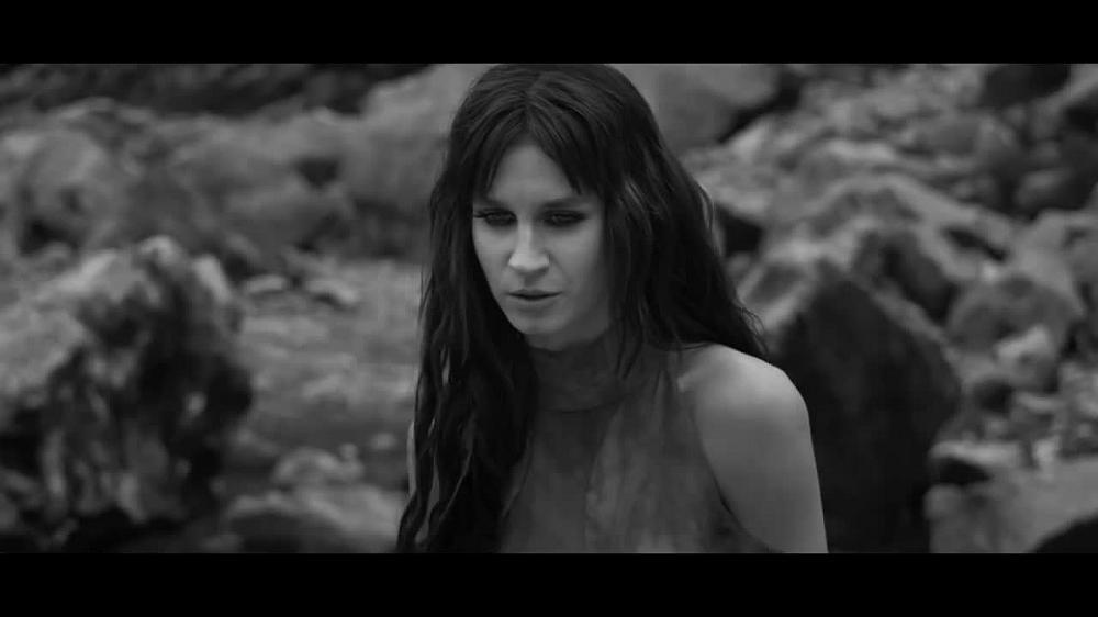 скачать клип Sylwia Grzeszczak feat. Mateusz Ziolko - Bezdroza