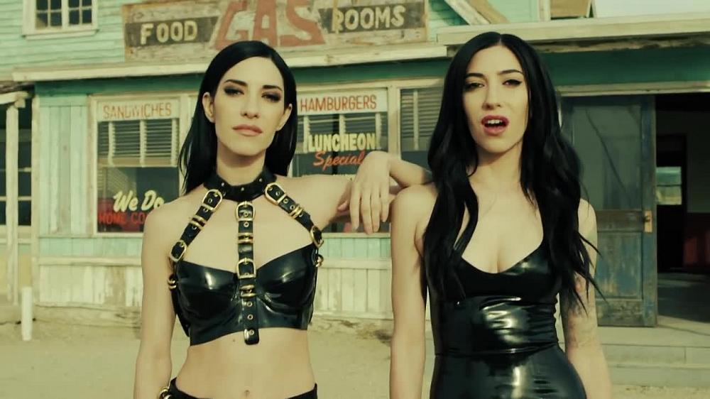скачать клип The Veronicas - Cruel