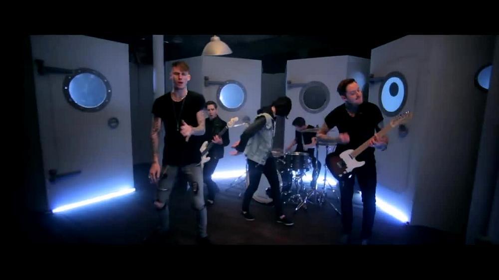 скачать клип Sleeping With Sirens ft. MGK - Alone