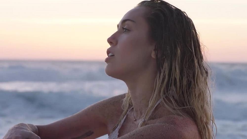 скачать клип Miley Cyrus - Malibu