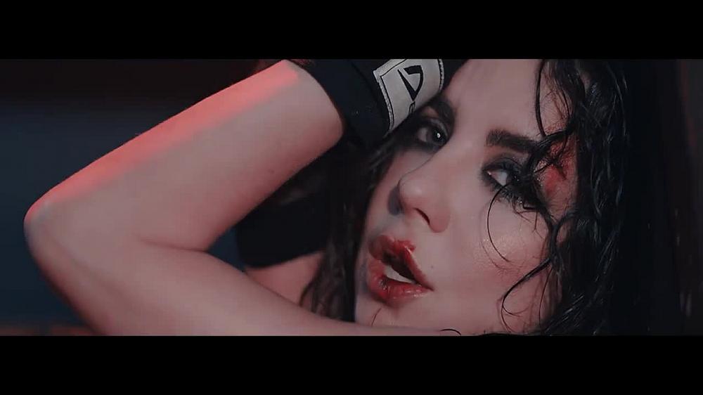 скачать клип Анна Плетнёва - На чьей ты стороне