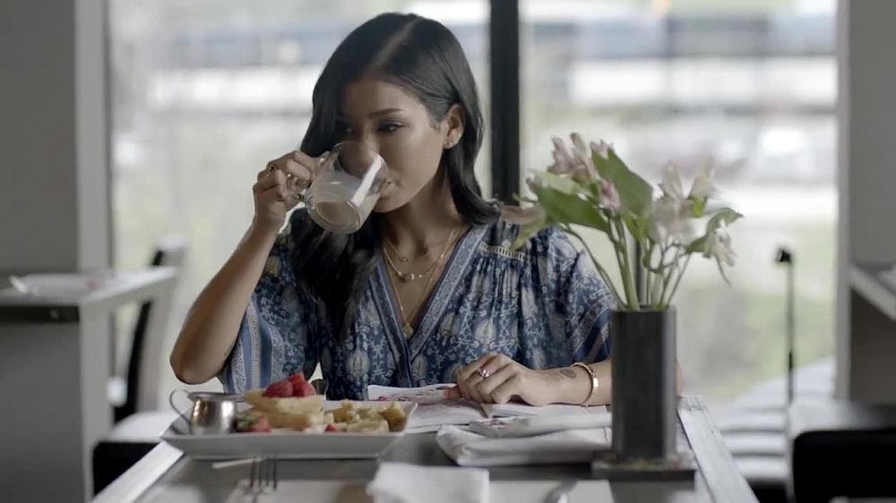 скачать клип Jhene Aiko - While Were Young