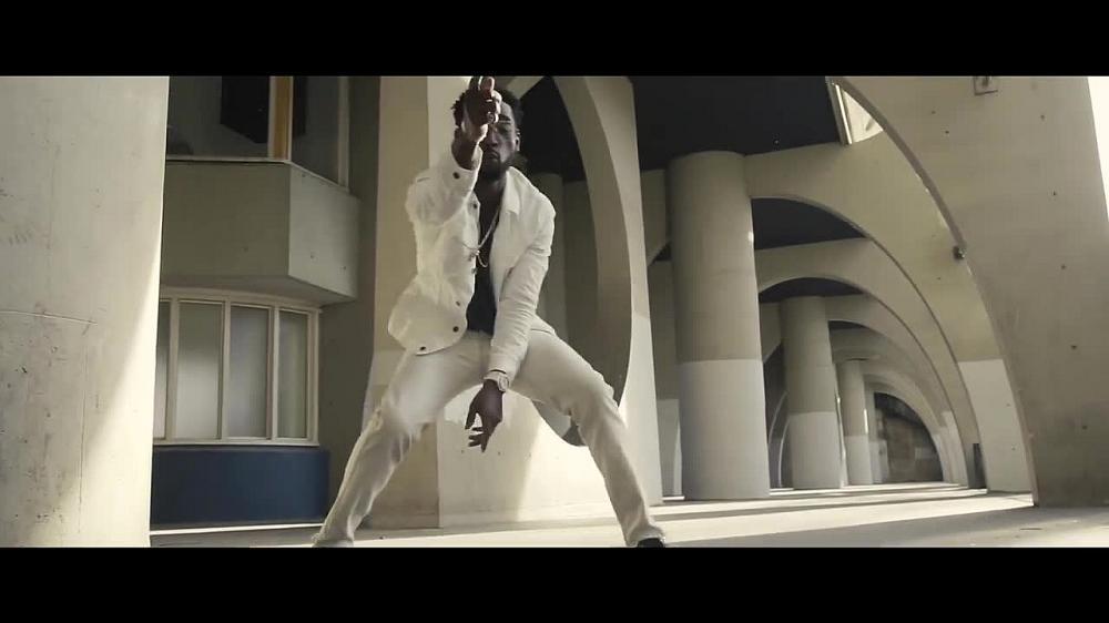 скачать клип Tinie Tempah - Holy Moly