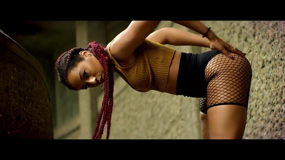 скачать клип Skales ft. Sarkodie - Booty Language