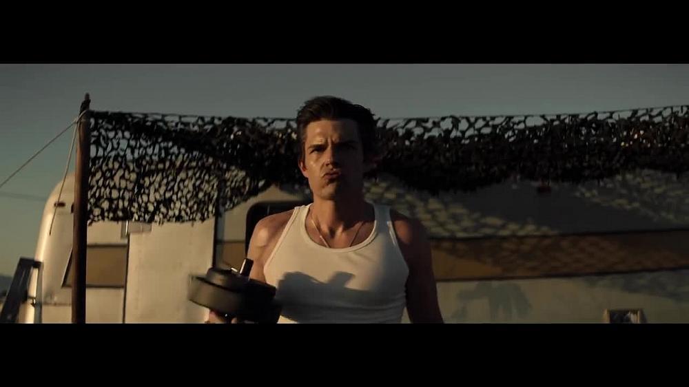 скачать клип The Killers - The Man