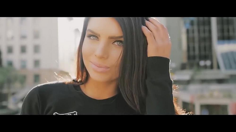 скачать клип Tom Boxer - Spinnin Around