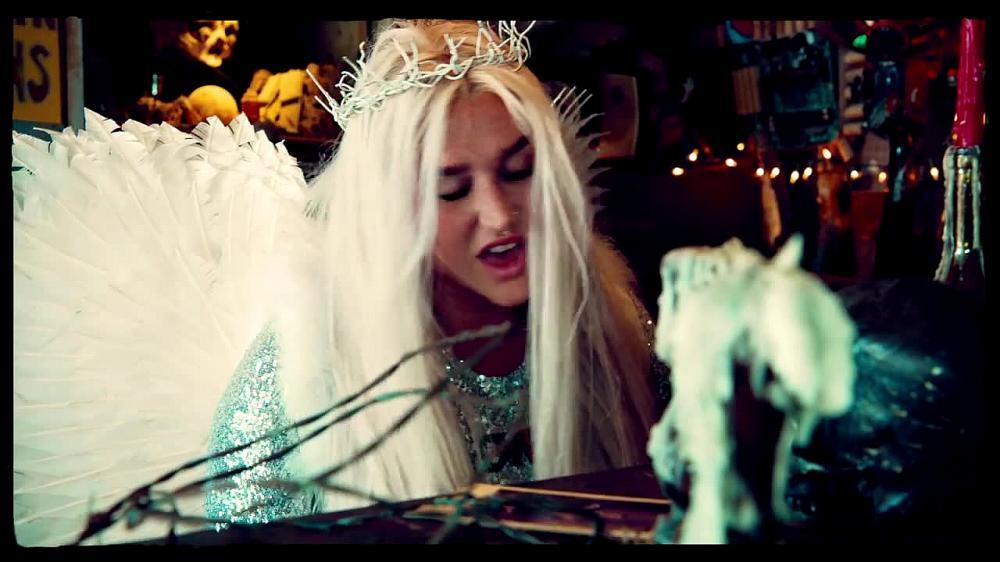 скачать клип Kesha - Praying