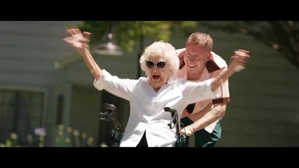 скачать клип Macklemore ft. Skylar Grey - Glorious