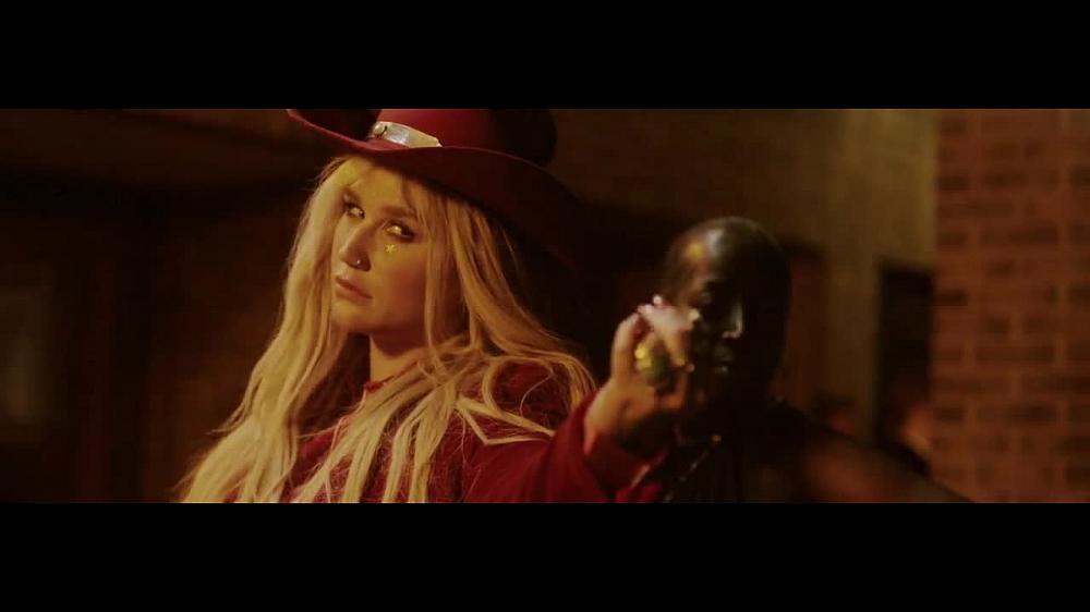 скачать клип Kesha ft. The Dap-Kings Horns - Woman