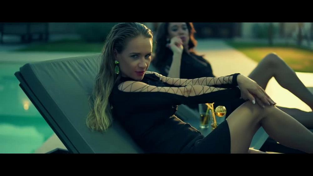 скачать клип LORA KARADJOVA feat. SLAVYANA EGBELO - С мен или да