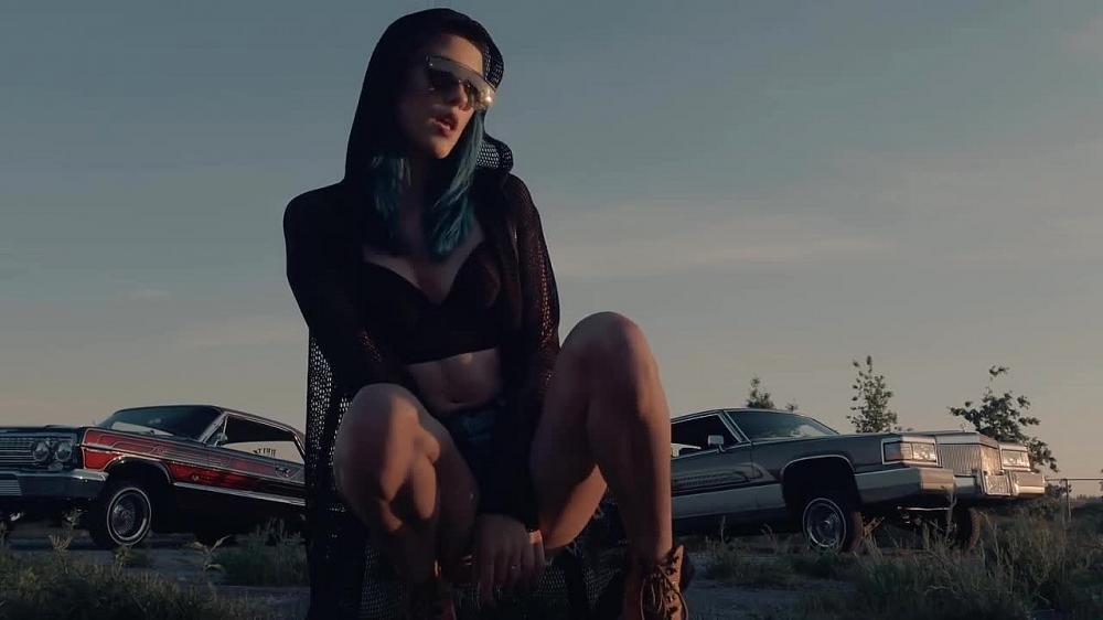 скачать клип Jaclyn Gee - Killing Time