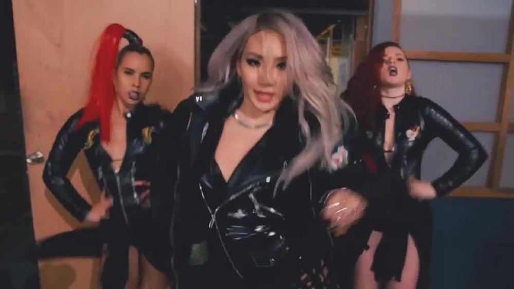 скачать клип CL ft. Iggy Azalea - Hello Bitches