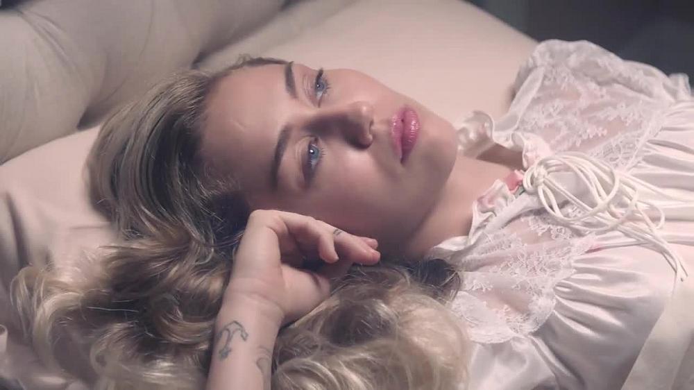 скачать клип Miley Cyrus - Younger Now