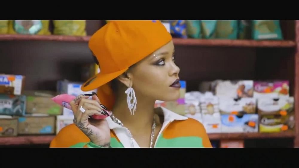 скачать клип Rihanna ft. Iggy Azalea - Bad Girl