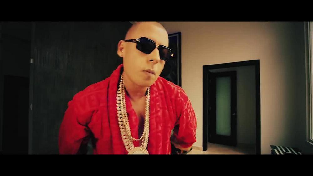 скачать клип Cosculluela - Guaya