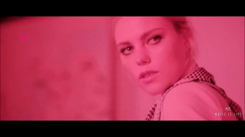 скачать клип Zara Arshakian - Dream On